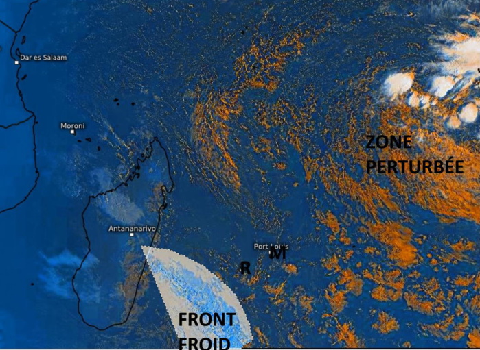 Le front froid assez actif remonte par le Sud-Ouest et passera sur les ILES SOEURS demain Jeudi. La RÉUNION sera la première concernée avec des pluies localement modérées à soutenues principalement dans le Sud-Est. MAURICE est touchée dans la foulée avec des précipitations modérées principalement sur le Sud et le Plateau Central. La Zone Perturbée au Sud-Ouest des Chagos reste loin de nos ziles. PH.