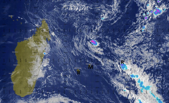 Bulletin prévision - Rodrigues  COMMUNIQUÉ DE LA MÉTÉO POUR RODRIGUES ÉMIS À 04H30 SAMEDI 06 NOVEMBRE 2021.  SITUATION GÉNÉRALE: 1. Une zone de convergence provoque la formation de nuages actifs dans les parages de l'île. 2. La zone de basse pression s'est affaiblie et évolue désormais comme une ligne d'instabilité. A 04h00 ce matin elle se trouvait au Nord-Ouest de Rodrigues et maintient un déplacement dans une direction générale de l'Ouest.  PRÉVISIONS POUR LES PROCHAINES 24 HEURES: Ciel nuageux à parfois couvert avec des averses éparses. Les averses seront modérées à localement fortes par moments et accompagnées d'orages. Ces averses pourraient aussi provoquer des accumulations d'eau dans certaines régions à basse altitude.  La température maximale variera entre 24 et 27 degrés Celsius et la minimale sera entre 21 et 23 degrés Celsius.  Vent du Nord-Est, soufflant à environ 20 km/h avec des rafales de l'ordre de 50 km/h sous les averses.  Mer forte au-delà des récifs avec des vagues de l'ordre de 2 mètres 50. Les sorties en haute mer sont déconseillées.  Quelques conseils pratiques : 1. En cas de grosses averses, il est fortement conseillé au public d'éviter les régions inondables, les cours d’eau et les radiers. 2. La visibilité sera considerablement réduite durant les fortes pluies et due la présence de poches de brouillard. Les usagers de la route sont priés d'être très prudents. 3. En cas d'orages, le public est conseillé de rester à l'abri et d'éviter les plaines, les sorties en mer et ne pas s'abriter sous les arbres.   La pluviométrie durant les dernières 24 heures du 05 Novembre 2021 à 04h00 jusqu'au 06 Novembre 2021 à 04h00:  Pointe Canon             :  3.5 mm.  Plaine Corail              :   tr .  Montagne du Sable  :   1.6 mm.  Patate Théophile       :  3.0 mm.     Marées hautes:  01h14 et 13h23.  Marées basses: 07h12 et 19h44.  Lever du soleil      : 05h01.  Coucher du soleil : 17h58.