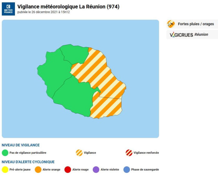 Publié le 26 décembre 2021 à 15h13      Fortes pluies/orages      N°21      Valable à compter du Dimanche 26 Décembre 2021 à 19 h locales.      Depuis le début d'après-midi, des averses de saison concernent les régions de Saint-André et Saint-Benoit. Elles peuvent également affecter la région de Sainte-Rose avant une accalmie temporaire en fin de journée.      En première partie de nuit, le flux bien établi au Sud-Est se renforce. Le temps devient très perturbé sur les régions Est et Sud-Est du département et notamment à proximité du Volcan. Des averses conséquentes sont attendues, elles prennent un caractère orageux. Cet épisode pluvio-instable risque de perdurer Lundi matin.      En cette période de vacances scolaires et avec une activité volcanique, la plus grande prudence est de mise sur ces régions.      Ce bulletin sera réactualisé au plus tard le Lundi 27 Décembre 2021 vers 07 h locales.     Vents forts      Pas de vigilance particulière.     Vagues-submersion      Pas de vigilance particulière. Publié le 26 décembre 2021 à 15h13      Fortes pluies/orages      N°21      Valable à compter du Dimanche 26 Décembre 2021 à 19 h locales.      Depuis le début d'après-midi, des averses de saison concernent les régions de Saint-André et Saint-Benoit. Elles peuvent également affecter la région de Sainte-Rose avant une accalmie temporaire en fin de journée.      En première partie de nuit, le flux bien établi au Sud-Est se renforce. Le temps devient très perturbé sur les régions Est et Sud-Est du département et notamment à proximité du Volcan. Des averses conséquentes sont attendues, elles prennent un caractère orageux. Cet épisode pluvio-instable risque de perdurer Lundi matin.      En cette période de vacances scolaires et avec une activité volcanique, la plus grande prudence est de mise sur ces régions.      Ce bulletin sera réactualisé au plus tard le Lundi 27 Décembre 2021 vers 07 h locales.     Vents forts      Pas de vigilance particulière.     Vagues-submersion      Pas de vigilance particulière.