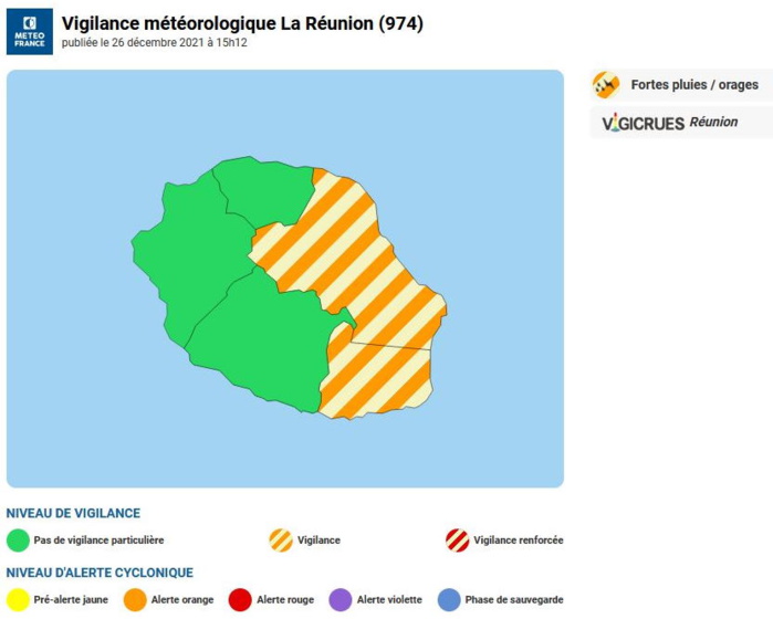 Publié le 26 décembre 2021 à 15h13      Fortes pluies/orages      N°21      Valable à compter du Dimanche 26 Décembre 2021 à 19 h locales.      Depuis le début d'après-midi, des averses de saison concernent les régions de Saint-André et Saint-Benoit. Elles peuvent également affecter la région de Sainte-Rose avant une accalmie temporaire en fin de journée.      En première partie de nuit, le flux bien établi au Sud-Est se renforce. Le temps devient très perturbé sur les régions Est et Sud-Est du département et notamment à proximité du Volcan. Des averses conséquentes sont attendues, elles prennent un caractère orageux. Cet épisode pluvio-instable risque de perdurer Lundi matin.      En cette période de vacances scolaires et avec une activité volcanique, la plus grande prudence est de mise sur ces régions.      Ce bulletin sera réactualisé au plus tard le Lundi 27 Décembre 2021 vers 07 h locales.     Vents forts      Pas de vigilance particulière.     Vagues-submersion      Pas de vigilance particulière.