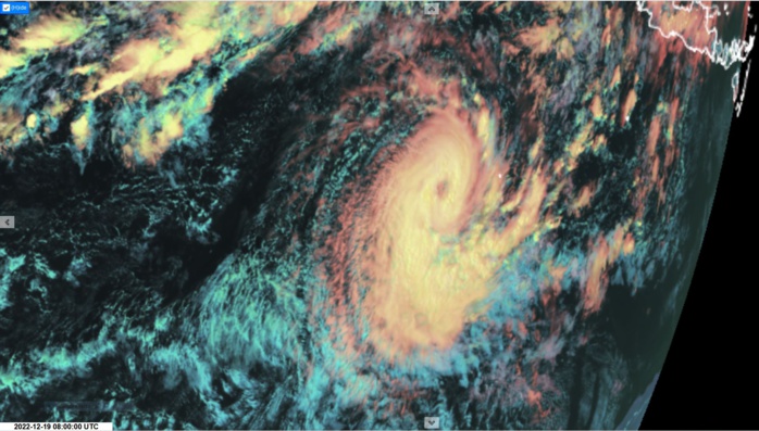 TC 05S(DARIAN) CAT 1 US: has been intensifying faster than forecast//Invest 93W//Invest 98B// 19/12utc