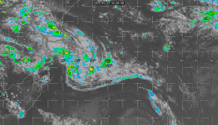 TC 08S(CHENESO) forecast to reach Typhoon intensity by 36h over the warm MOZ Channel//2403utc
