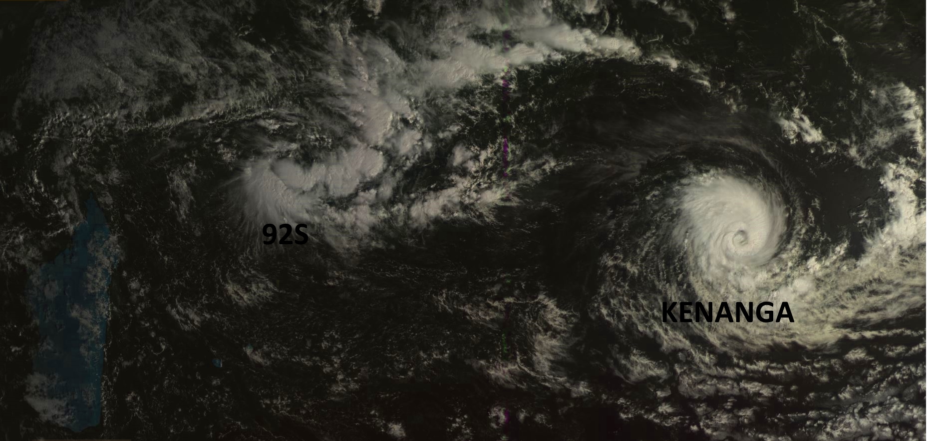 Sur la droite de la photo sat: KENANGA(06S) qui est quasiment au stade de "cyclone tropical". Au nord des Iles Soeurs on voit bien 92S qui se forme. Photo du satellite géostationnaire russe ce matin à 08h.
