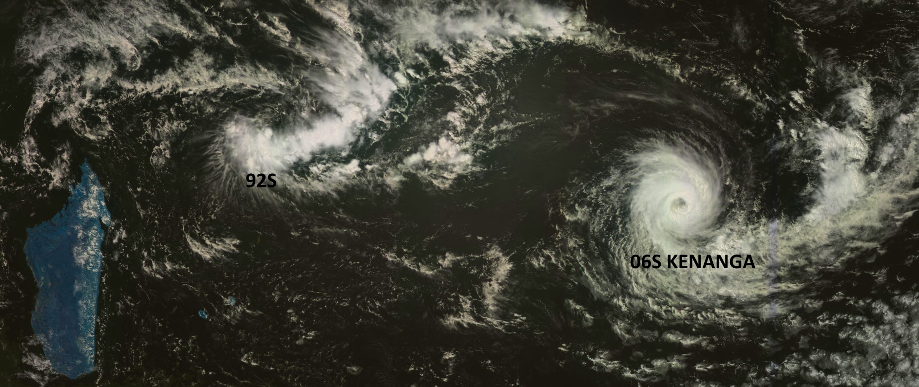 Sur la droite le cyclone tropical KENANGA(06S) alors qu'au nord des Iles Soeurs on distingue la perturbation tropicale 92S. Photo du satellite géostationnaire russe à 11h30.