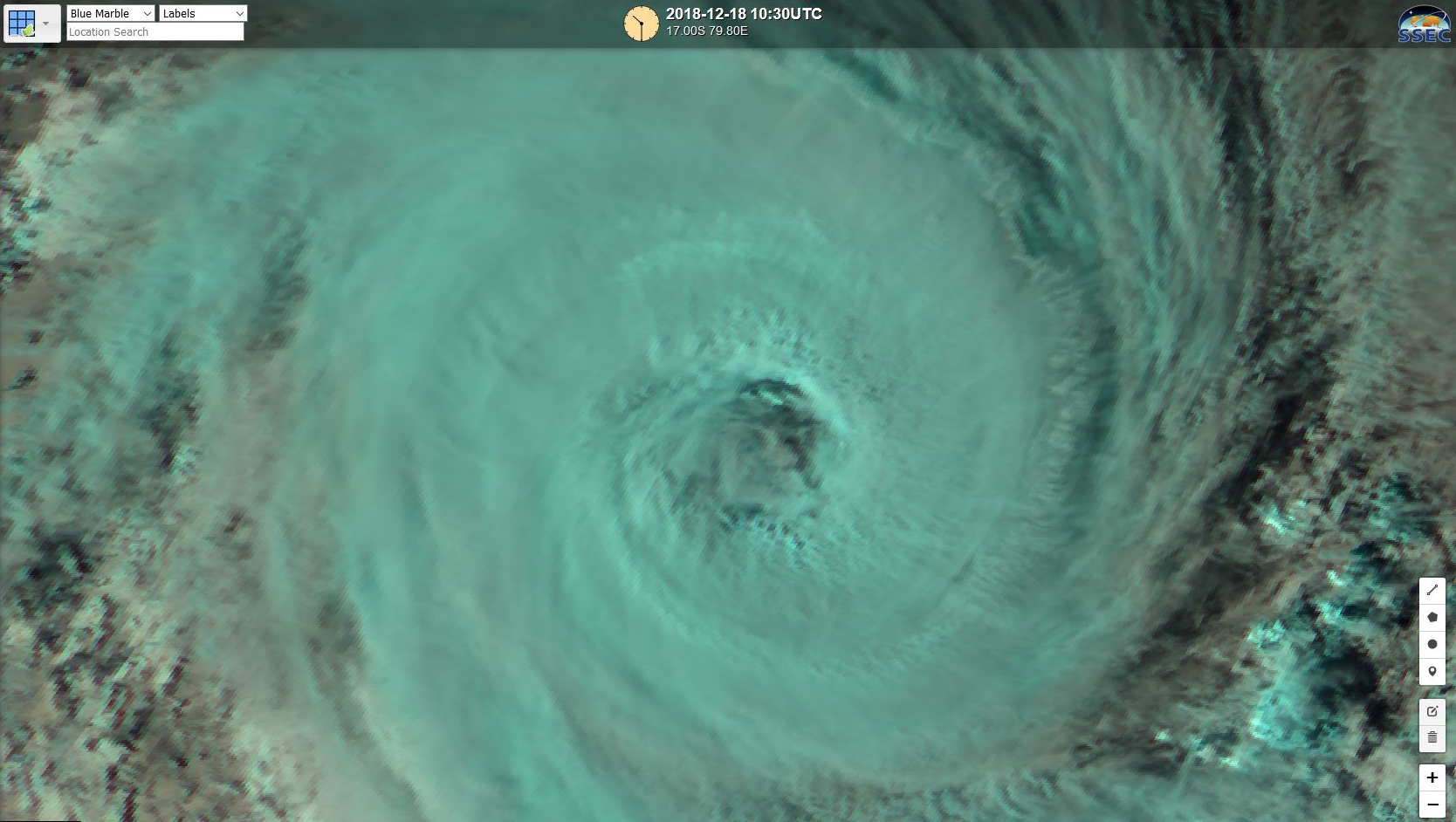 Image satelllite haute résolution de Himawari-8 à 14h30. L'oeil qui était recouvert commence à devenir plus clair.