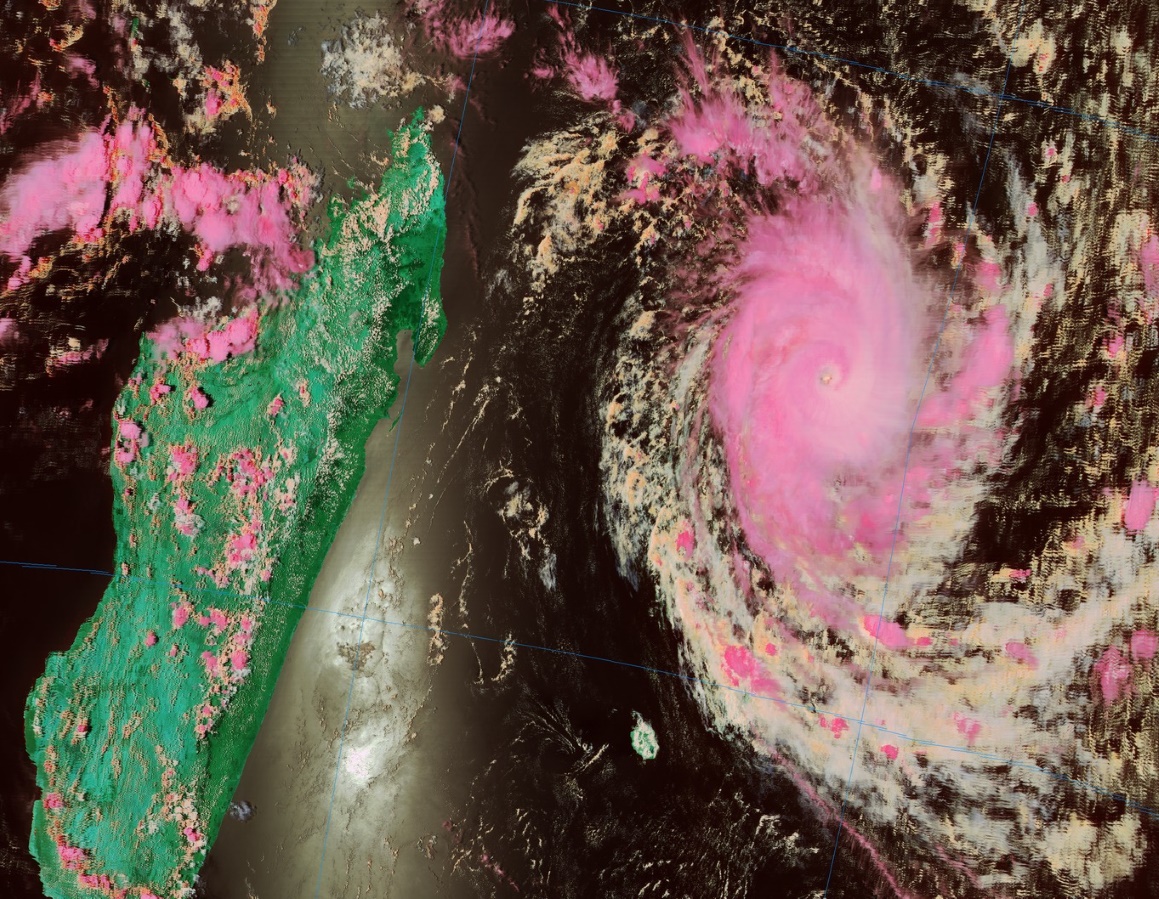 Le cyclone intense capturé par Noaa20 à 14h06. Notez la zone sèche entre la Réunion et les côtes malgaches.