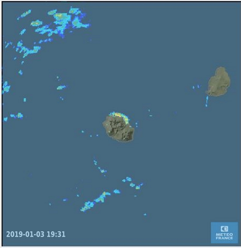19h31: bonnes averses orageuses sur le nord et le nord est de la Réunion. Météo France Réunion.