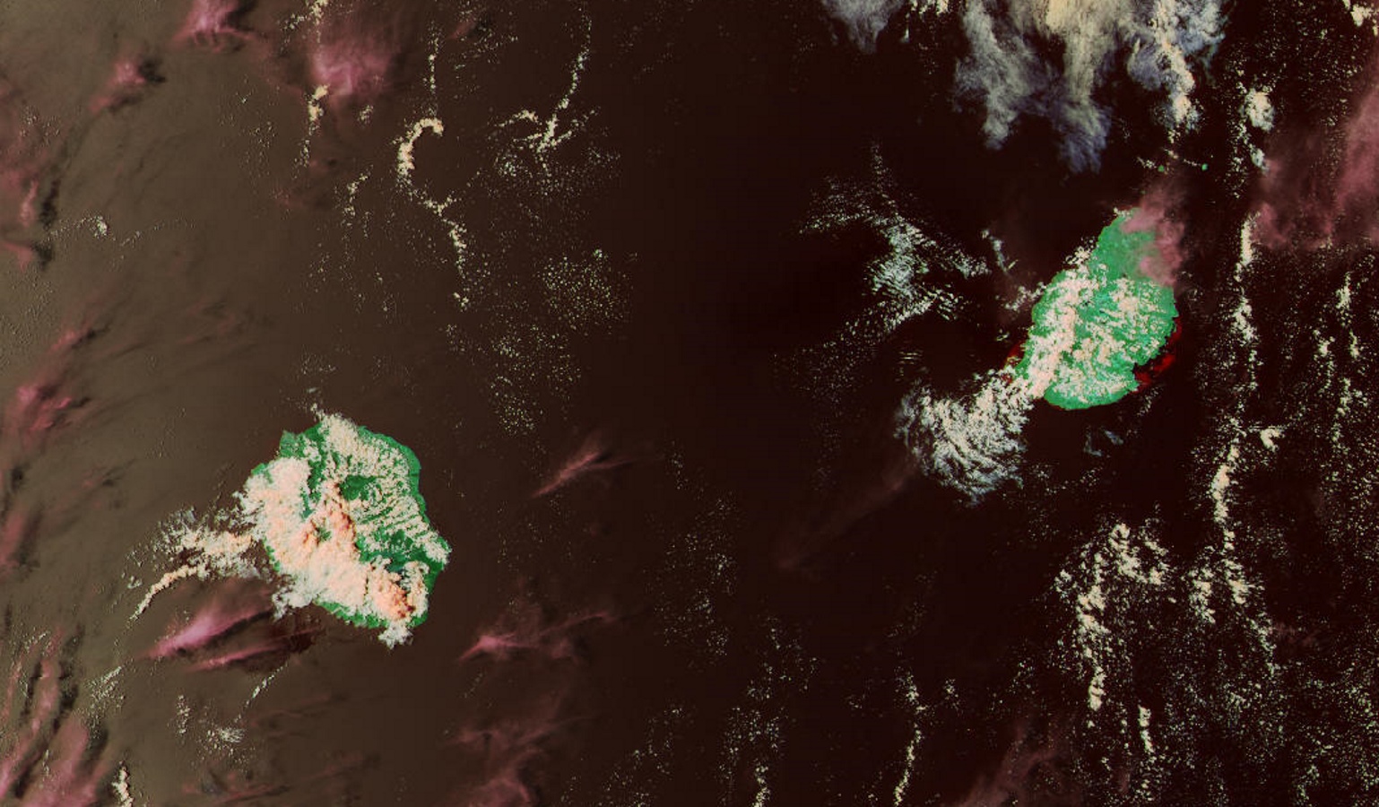 NPP à 13h54 montre de beaux développements convectifs localement sur la Réunion mais seule la région de la Plaine des Cafres sera douchée. Notez le contraste entre la moitié sud ouest et le nord et l'est.
