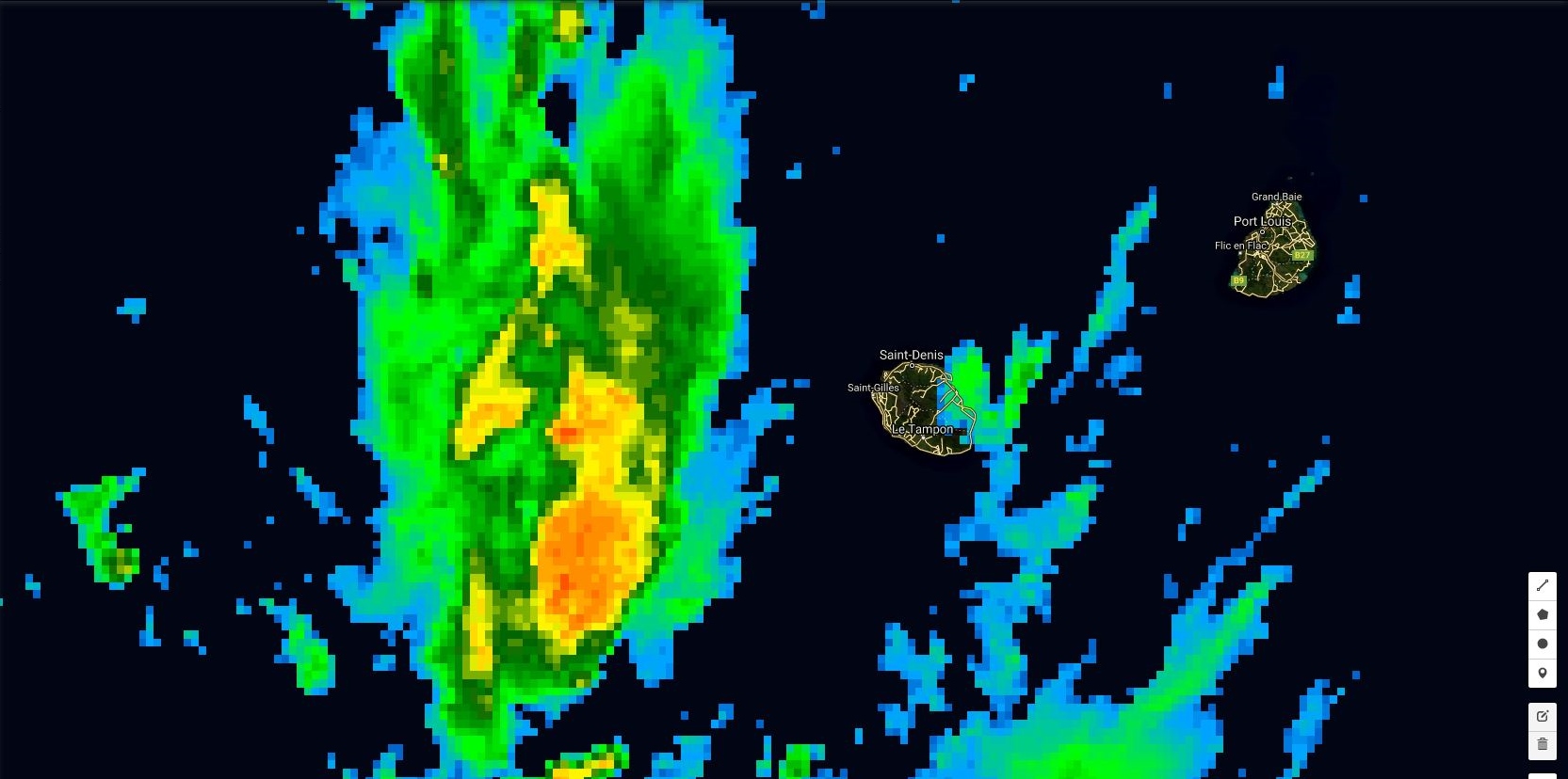 Image satellite de 13h: la zone active circule en mer à 100km de la Réunion. Des petites bandes modérément actives touchent l'est de l'île alors que Maurice jouit d'un temps calme.