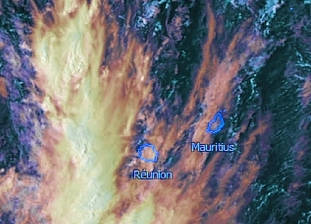 Même photo satellite mais centrée sur les Iles Soeurs. On voit bien que même la Réunion était aujourd'hui en bordure des nuages actifs.
