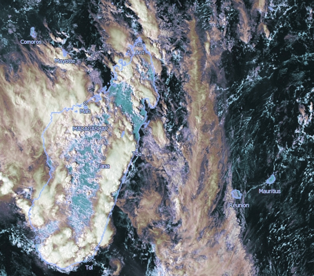 Les nuages entre Mada et la Réunion sont moins actifs qu'hier. Des orages actifs sont présents sur Mada et le Canal de MOZ. Satellite: Météosat8, Kobus, 16h, que j'ai travaillé.