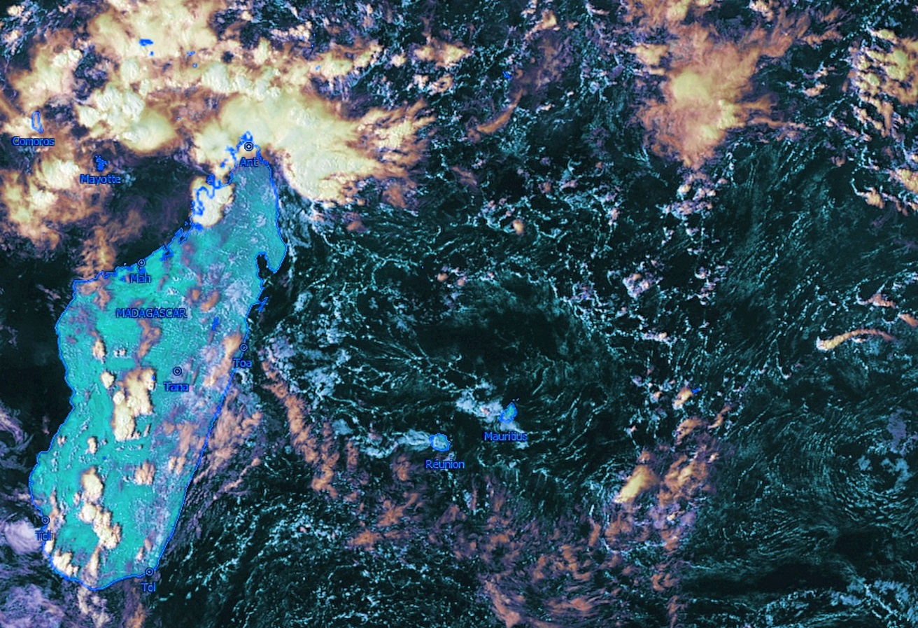 Photo satellite de la zone à 16h. Un peu d'instabilité au sud de Rodrigues. Pas trop d'orages sur la Grande Ile. Forte instabilité dans le voisinage de Diégo Suarez. Kobus.