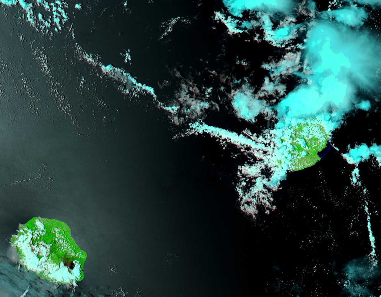 Aqua à 14h: les averses orageuses touchent le nord et le nord ouest de Maurice. La Réunion jouit du beau temps.