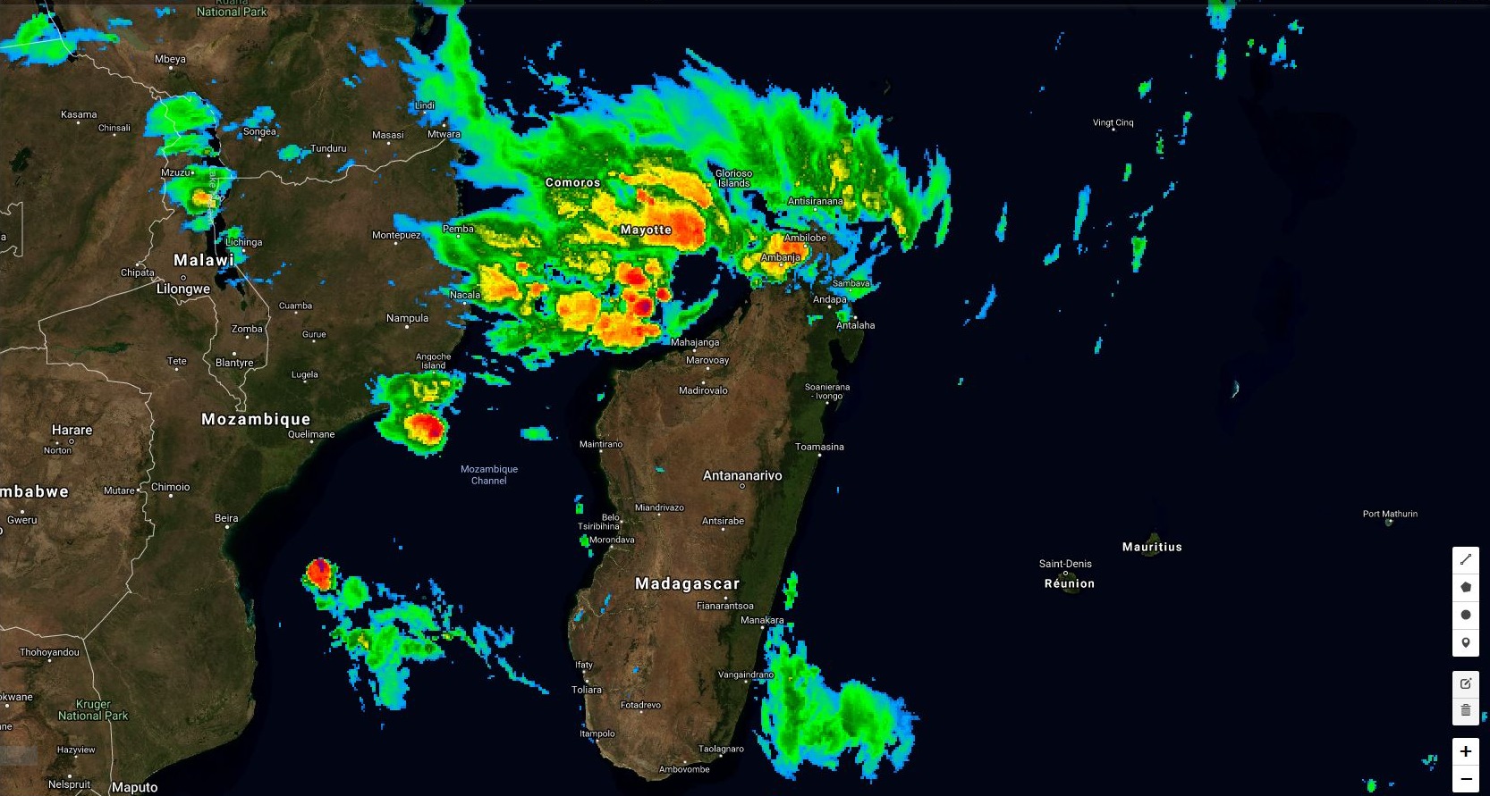 Satellite à 08h: à gauche de l'image DESMOND n'a pas fière allure. Au nord de Madagascar INVEST 93S est sous haute surveillance alors que le risque de fortes pluies est élevé. Le nord de la Grande Ile est en alerte rouge.