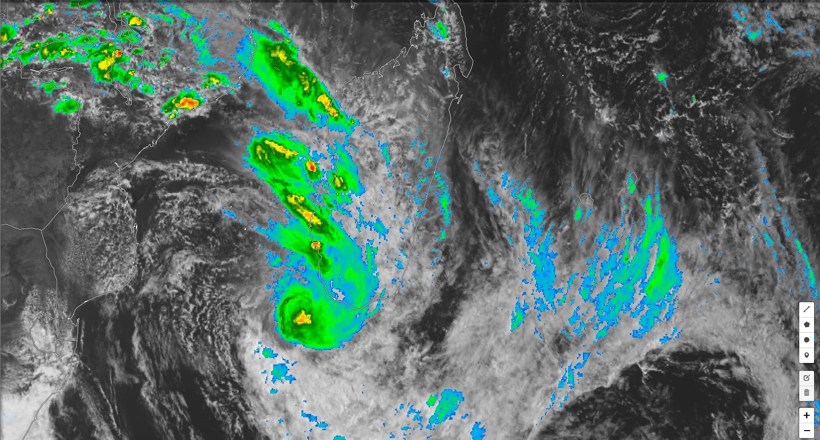 Photo satellite de 16h: des nuages élevés s'étendent très loin du coeur de EKETSANG. Des bandes s'activent au sud des Iles Soeurs. Le coeur du système apparait un peu mieux organisé alors que des bandes actives persistent loin au nord influencant le temps sur Madagascar.