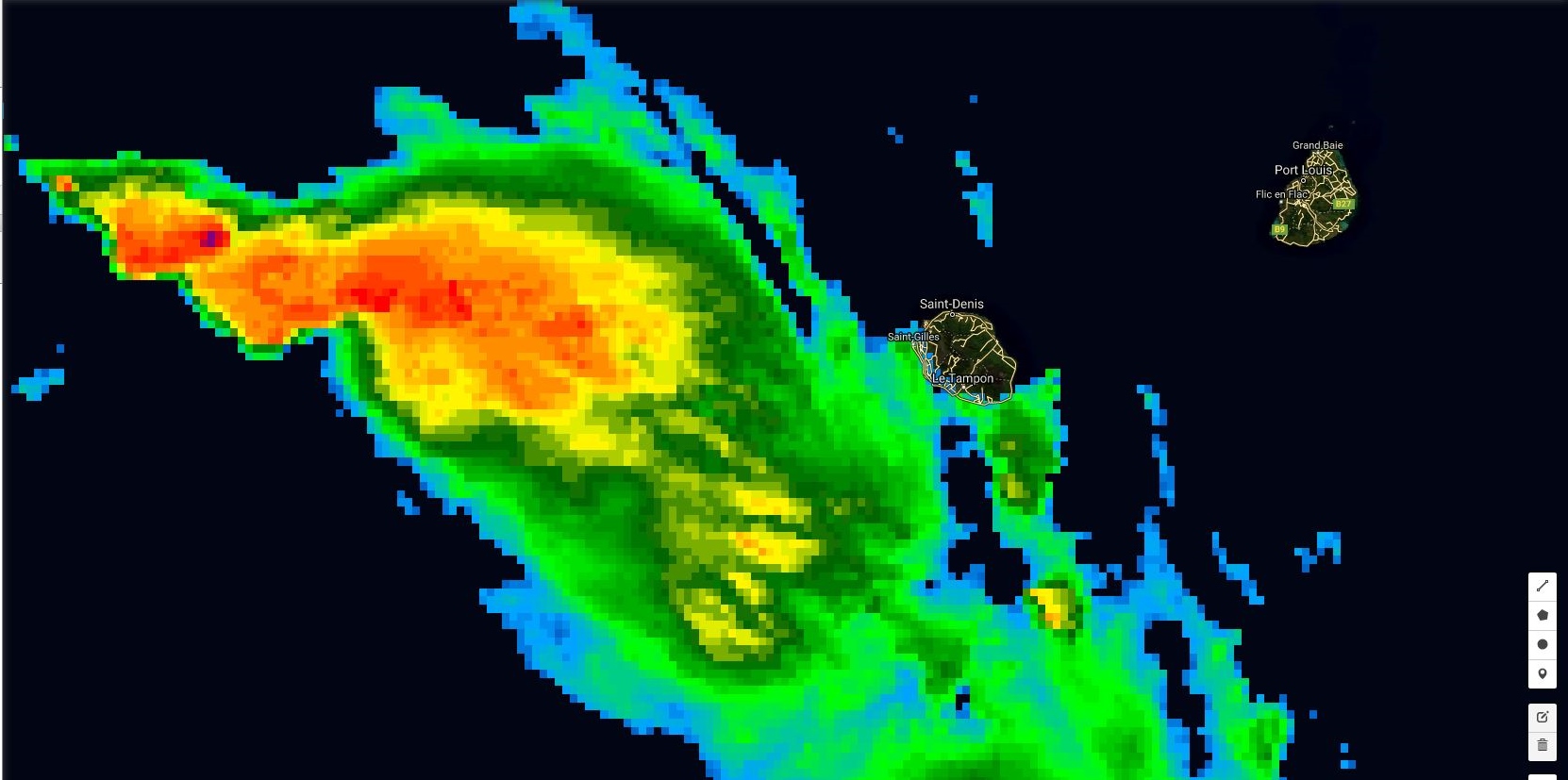 Satellite à 22h: la Réunion est en bordure du système et commence a essuyé des passages d'averses.