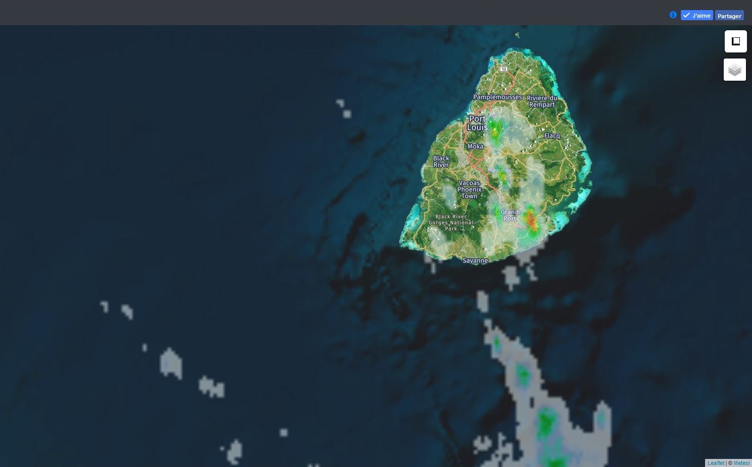 12h10: radar de Météo France Réunion. Des averses sont déjà observées sur le sud est et sur l'est du plateau central. Crédit image: https://www.meteoi.re/