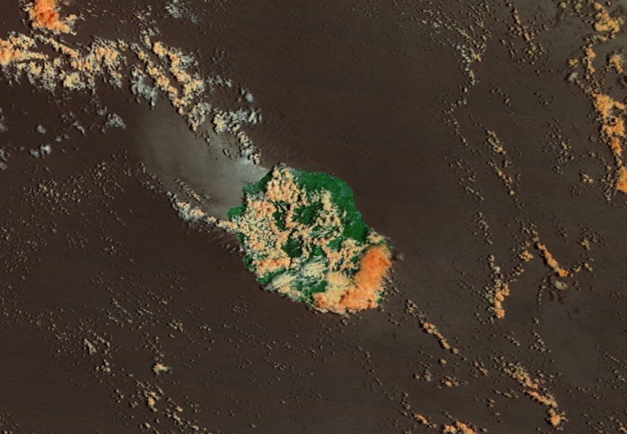 10h45: La Réunion capturée par Terra. Le volcan est souvent bouché et il pleut. Ciel encombré sur le sud est. Développements diurnes sur les pentes de l'ouest et du nord ouest.