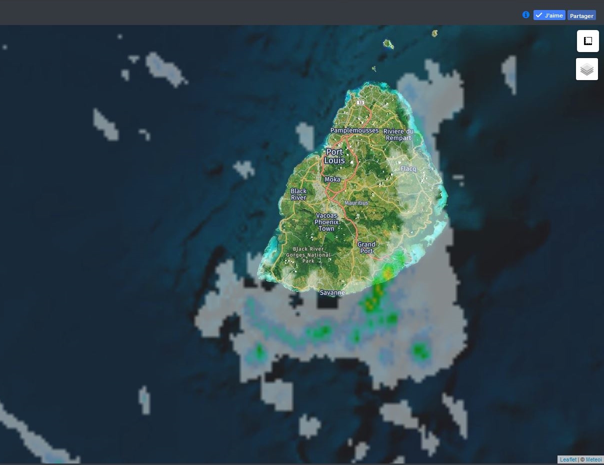 19h30 Radar Météo France Réunion. Nombreuses averses sur Maurice avec nuages actifs sur le sud est à l'ouest de Mahébourg. Crédit image: https://www.meteoi.re