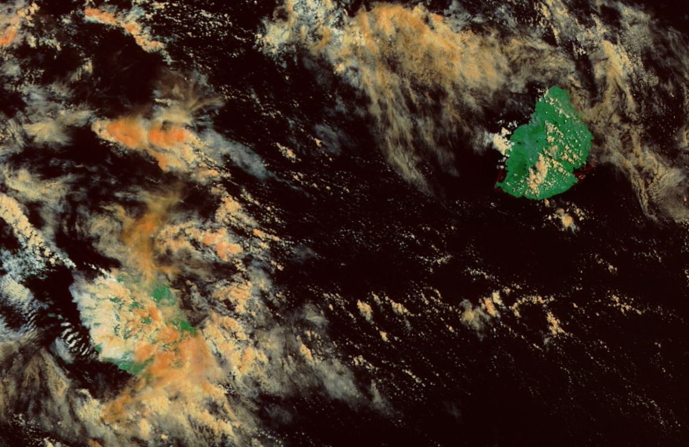 Satellite Terra à 10h20: les nuages près de Maurice sont inoffensifs. Par contre les régions sud et est de la Réunion connaissent un temps plus humide notamment dans les hauts.