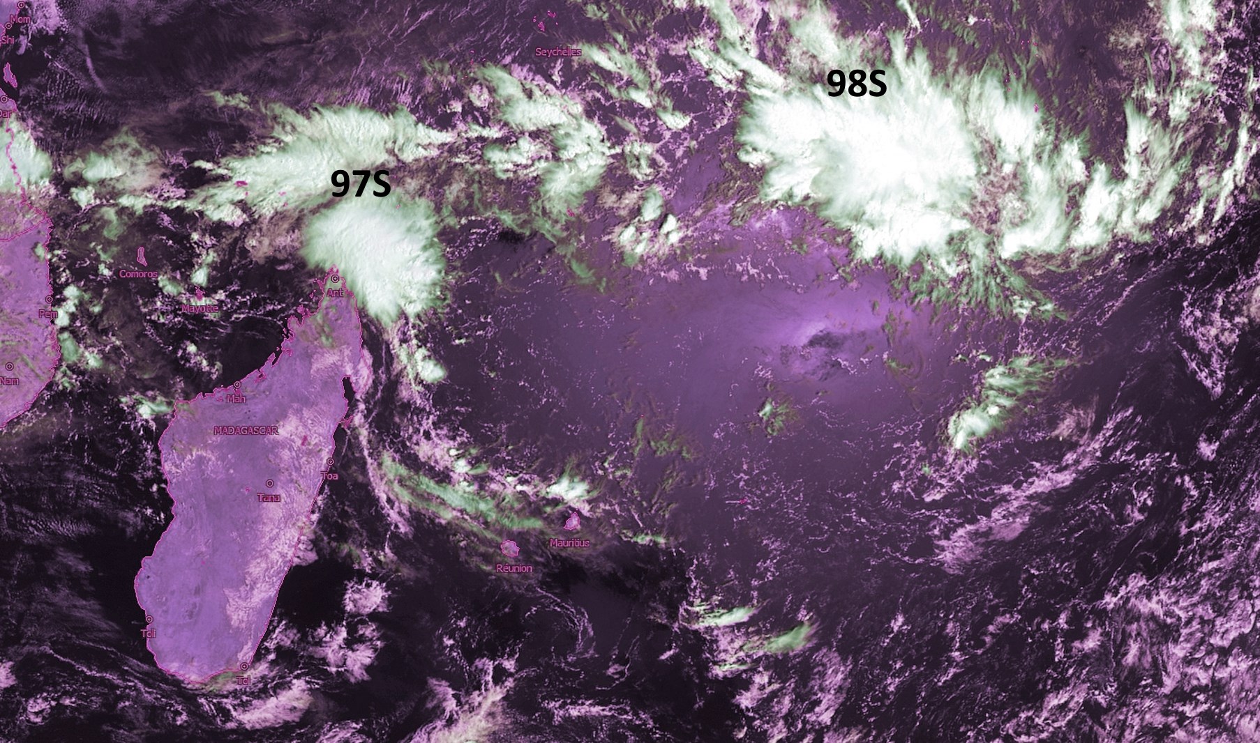 Les deux zones suspectes 97S et 98S sont sous surveillance au nord est de Madagascar. Crédit image: Kobus que j'ai "enhanced".