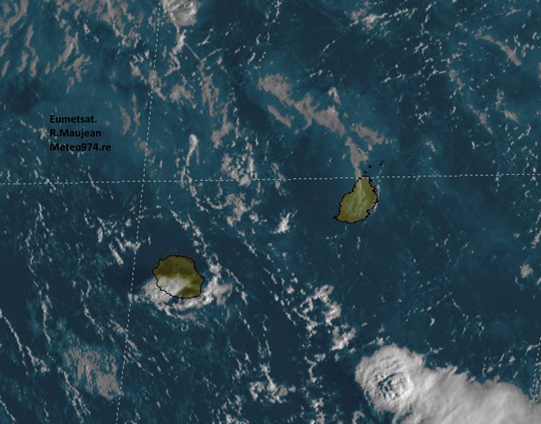 Nuages et averses sur le sud de la Réunion. Photo sat de 7h.