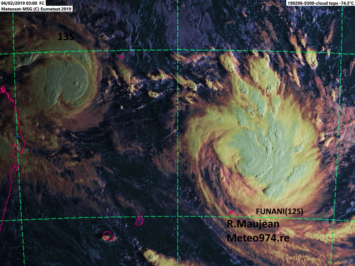 7h: FUNANI(12S) sur la droite s'intensifie alors que 13S à 400km au nord de Tromelin est plus compacte mais déjà bien organisé avec un centre net sur les images micro-ondes.