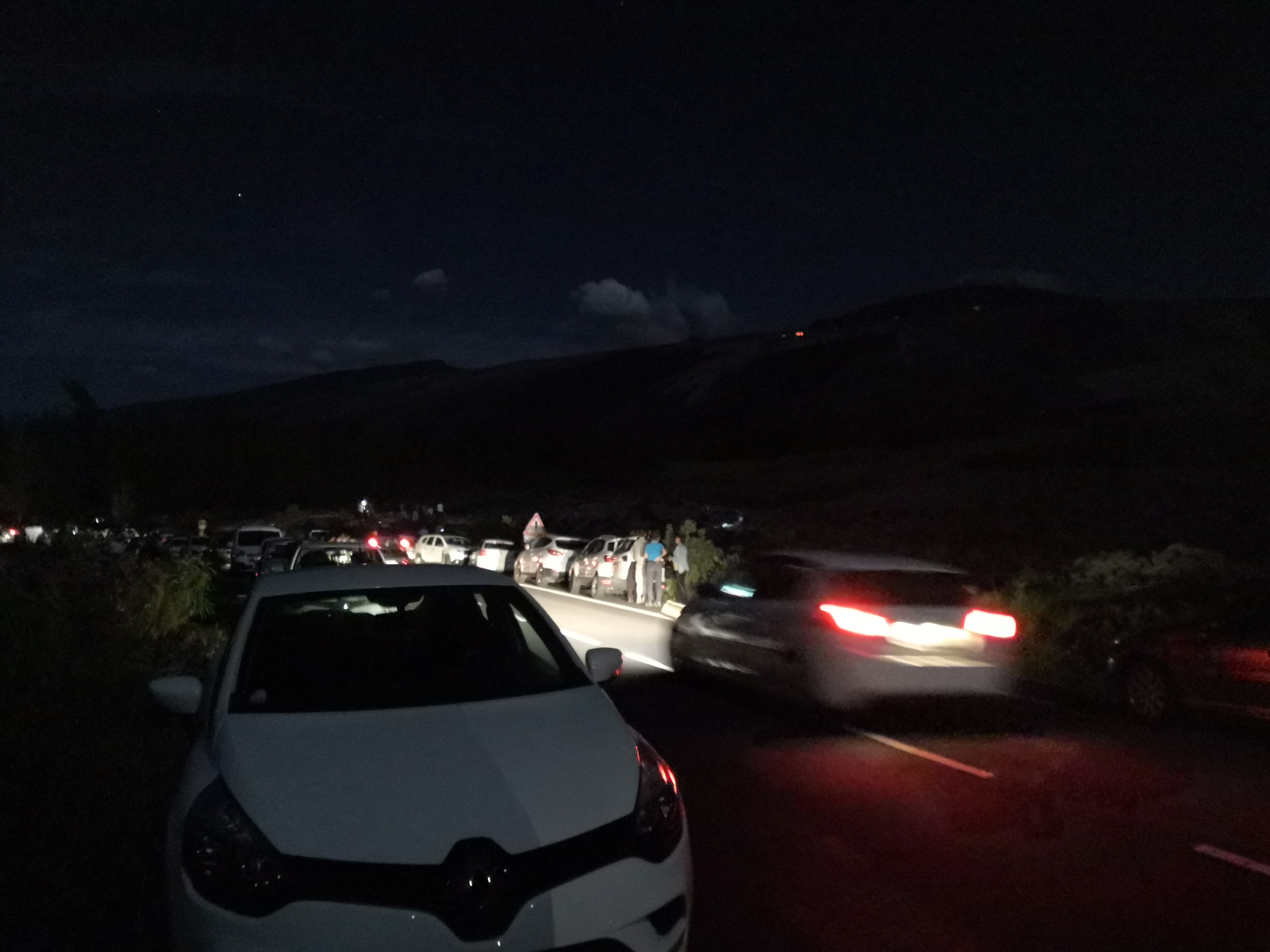 Piton de la fournaise: éruption terminée hier soir à 22h, j'ai vu du monde et la lave au loin, superbe ciel