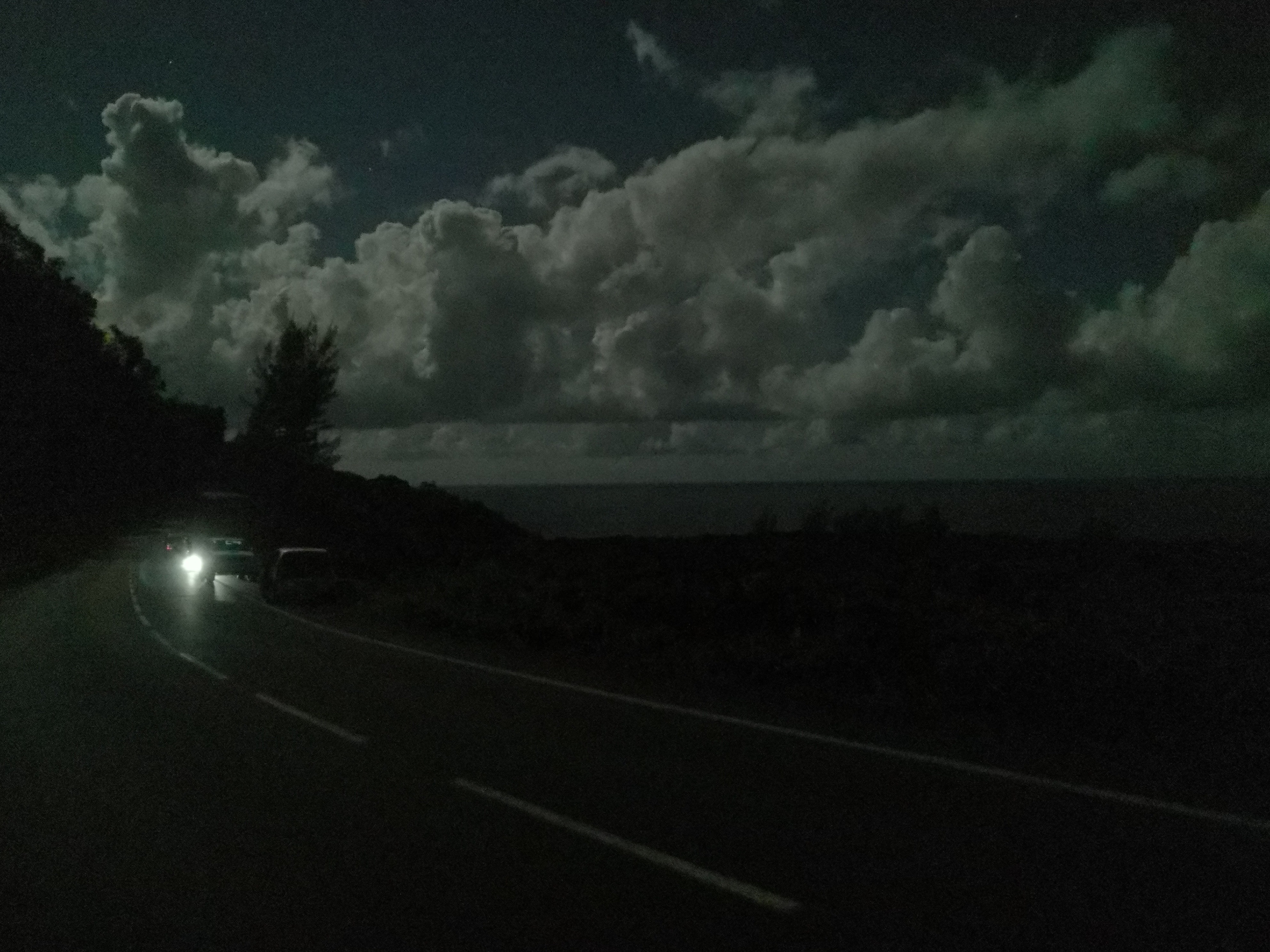Piton de la fournaise: éruption terminée hier soir à 22h, j'ai vu du monde et la lave au loin, superbe ciel