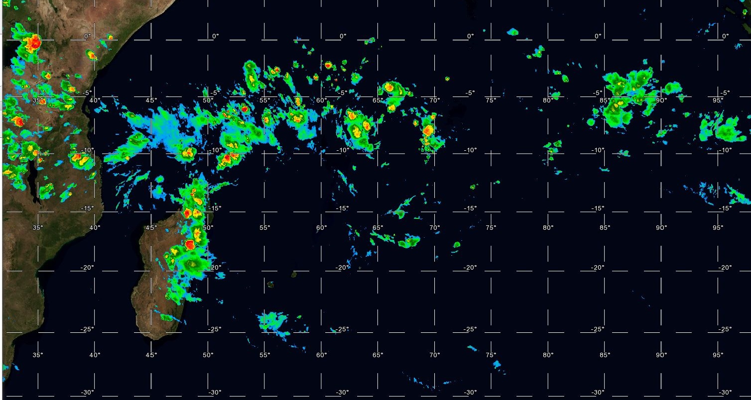 Satellite à 19h. La zone de convergence est de retour. Instabilité marquée sur le nord et l'est de Mada.