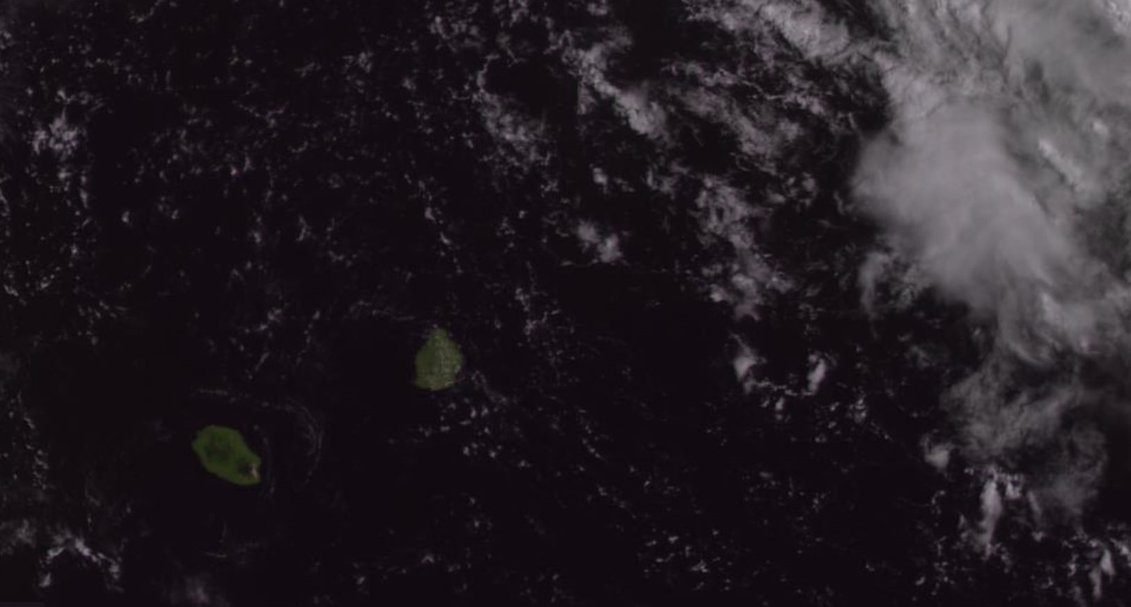 Satellite géostationnaire russe à 9h ce matin. Encore une superbe matinée comme les deux précédentes sur les Iles Soeurs avec des températures qui grimpent vite. Caliente! Les nuages vont bourgeonner avec un risque orageux  cet après midi. Zone d'instabilité au nord-est de Rodrigues.