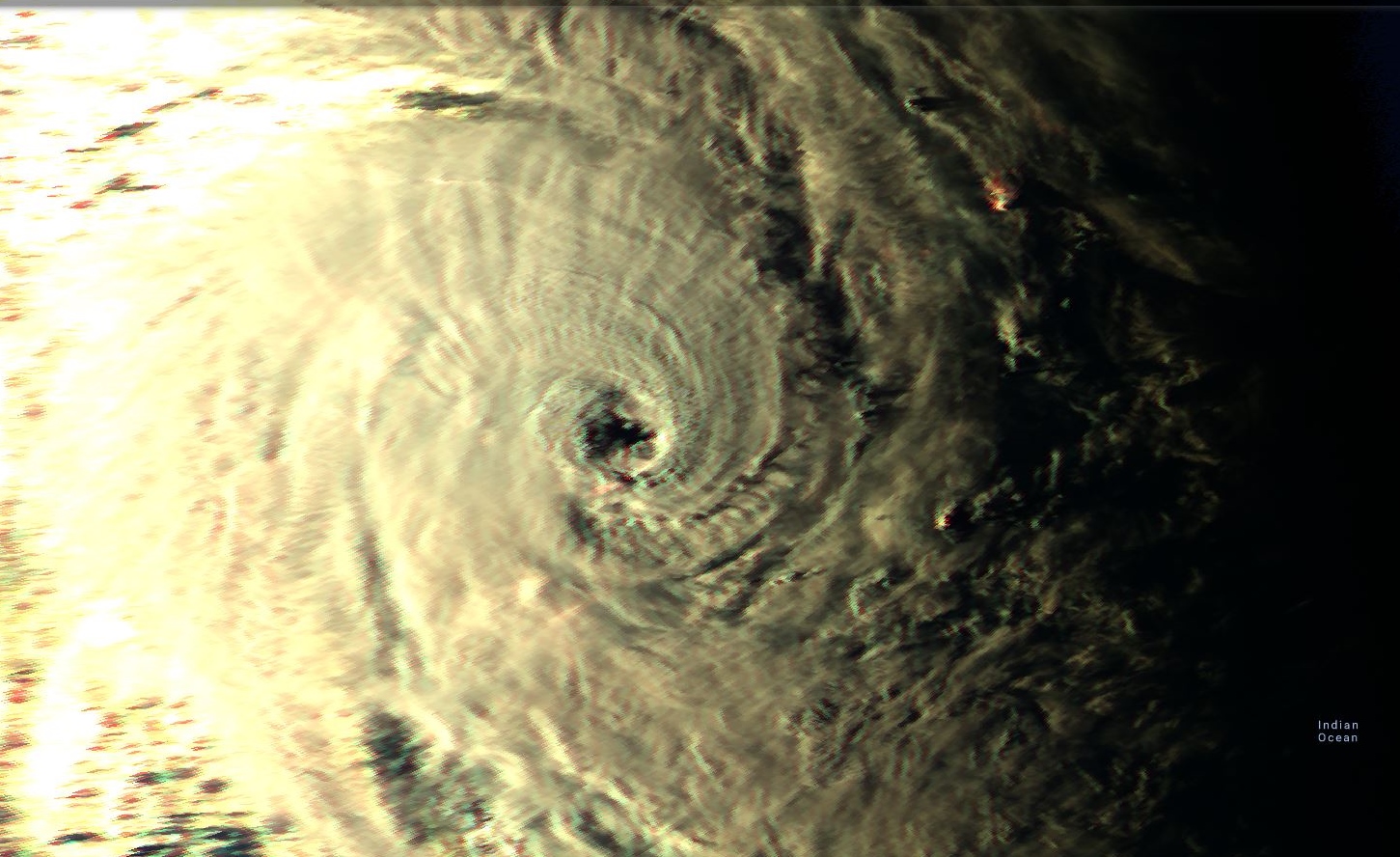 La lumière du jour décline sur le cyclone intense HALEH(17S) ici à 17heures/Mascareignes.