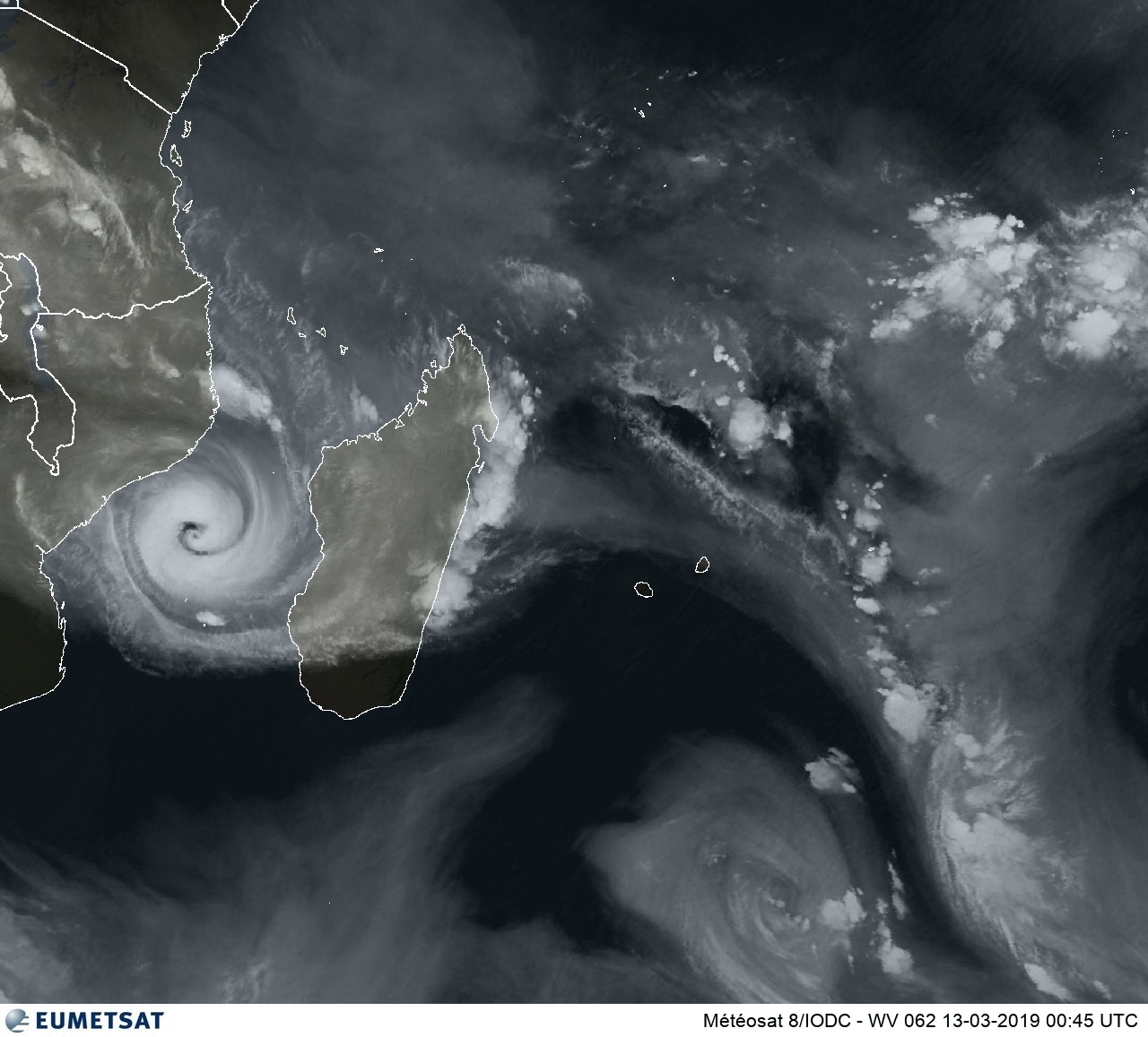 Image satellite de 04h45. Le cyclone IDAI(18S) évolue sur le Canal de Mozambique. La Réunion encore plus que Maurice est engluée dans une masse d'air sèche. Instabilité modérée sur Rodrigues.