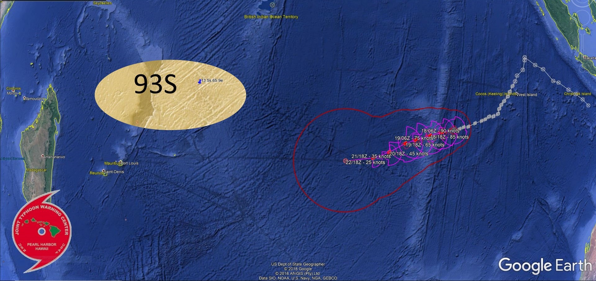 Sur la droite trajectoire prévue du cyclone SAVANNAH(19S) qui devrait s'affaiblir pour venir se combler à plus de 1500km à l'est de Rodrigues dans 5 jours. Au nord nord-est des Mascareignes nous suivrons la possible organisation de la zone 93S cette semaine.