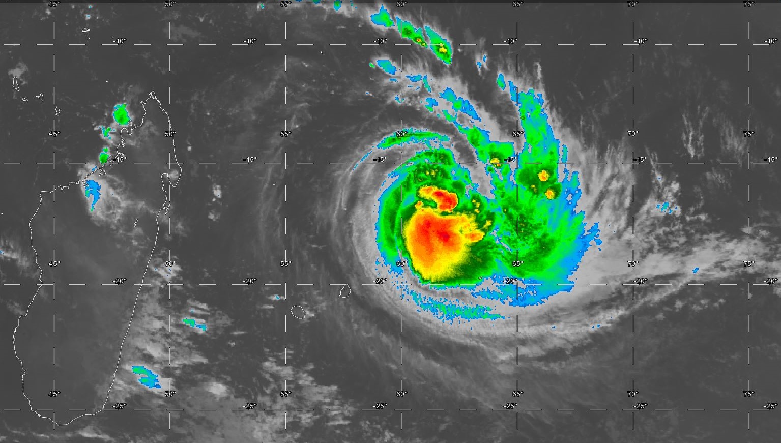 Satellite à 07heures ce matin. JOANINHA s'intensifie et l'oeil bien formé et visible sur les images micro-ondes ne devrait pas tarder à apparaitre sur les images conventionnelles.