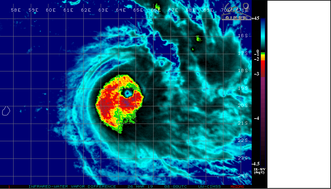 Photo satelllite de midi: le cyclone est toujours bien organisé et est classé en limite supérieure de la catégorie 3 US soit cyclone intense avec rafales maximales estimées à 250km/h près de l'oeil en mer.