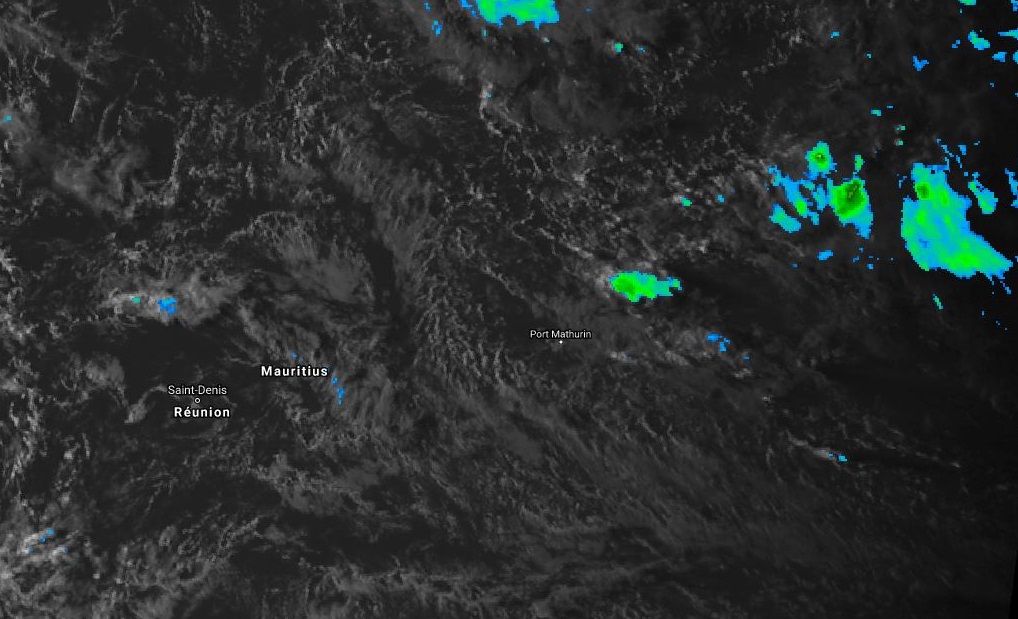 Image satellite de 17heures: l'instabilité va se renforcer progressivement à partir de demain à l'est des Iles Soeurs et devrait toucher Maurice et la Réunion principalement à partir de Mardi.