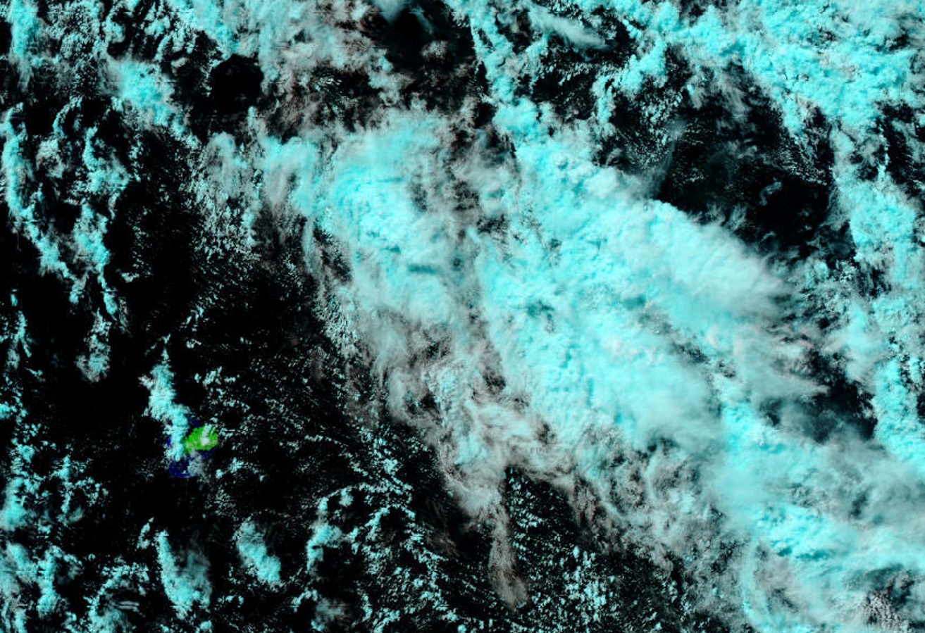 Image satellite NPP à 13h06: Rodrigues est alors bien dégagée en dehors de la région de Plaine Corail. Une ligne d'instabilité se rapproche par l'est et pourrait apporter des averses parfois modérées cette nuit.