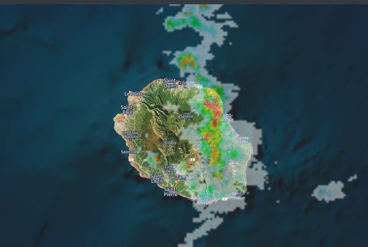 11h34: radar de Météo France. Les nuages actifs touchent la moitié est de la Réunion. Image https://www.meteoi.re/