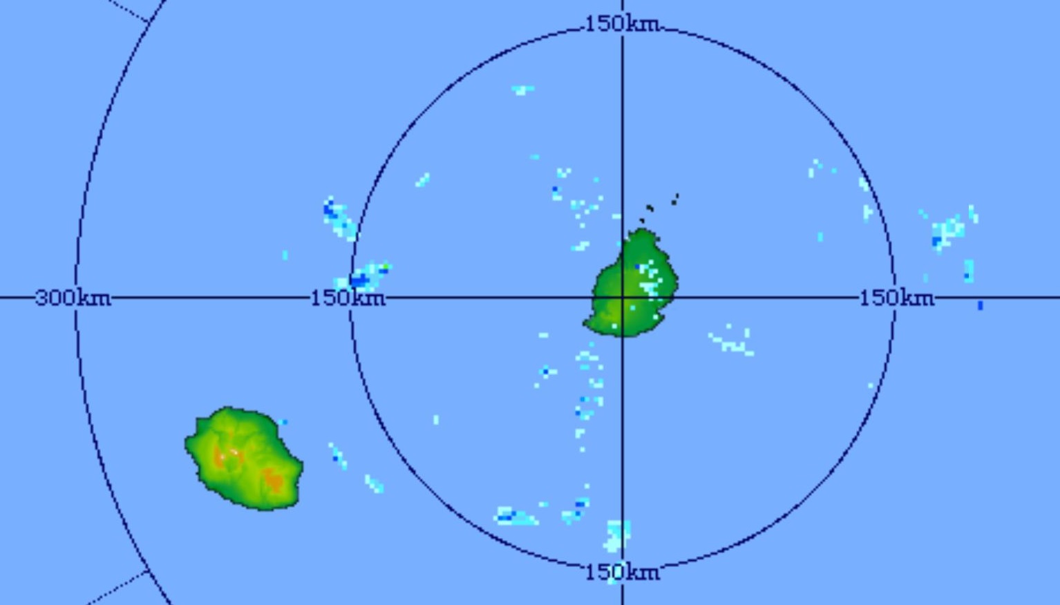 22h41: image du radar de Trou Aux Cerfs centrée sur Maurice et la Réunion. Quelques nuages porteurs d'averses faibles à modérées sont poussés par les vents d'est.