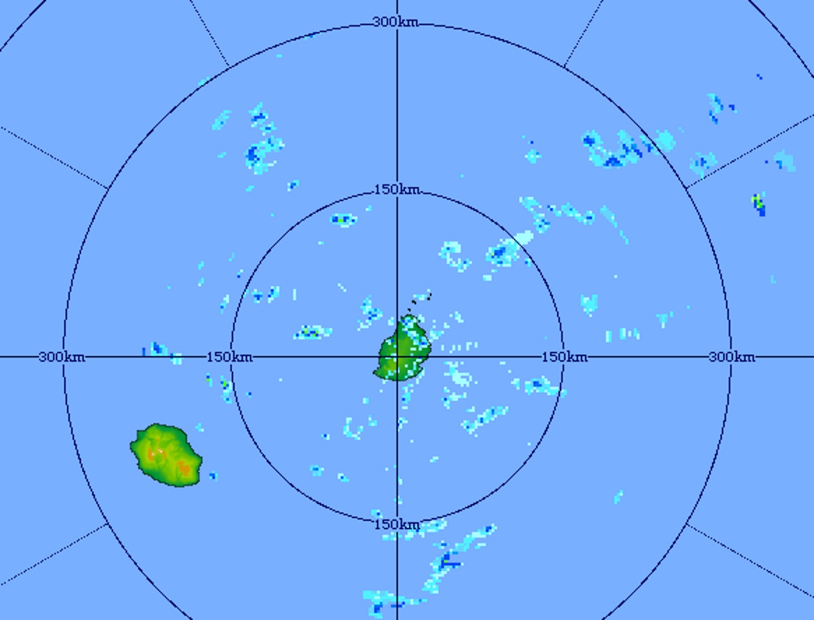 06h21: image du radar de Trou aux Cerfs centrée sur les îles soeurs. Temps pluvieux à Maurice. La Réunion à l'écart jusqu'à présent.