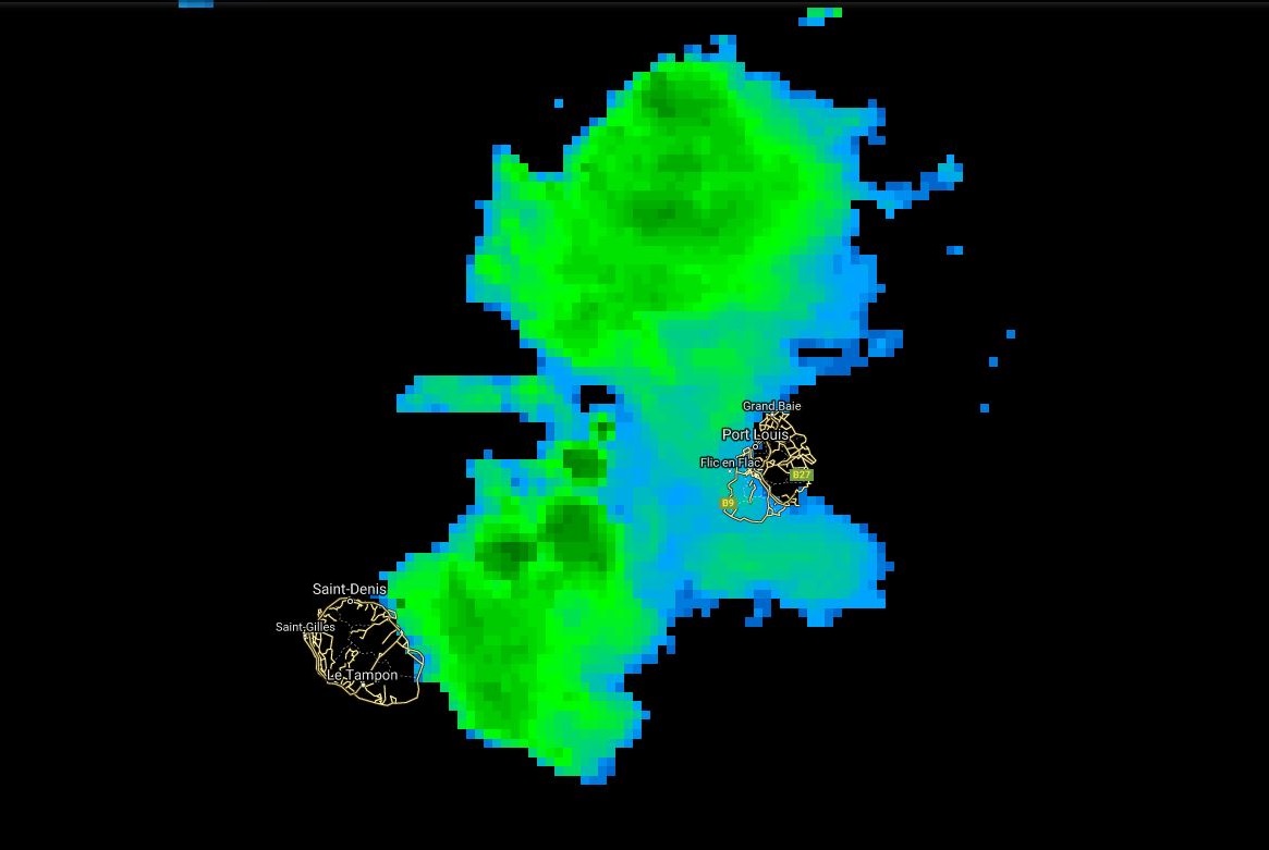 05heures: 2 zones d'activité persistent tôt ce matin à proximité des Iles Soeurs mais l'intensité des nuages est en baisse et la zone couverte aussi.
