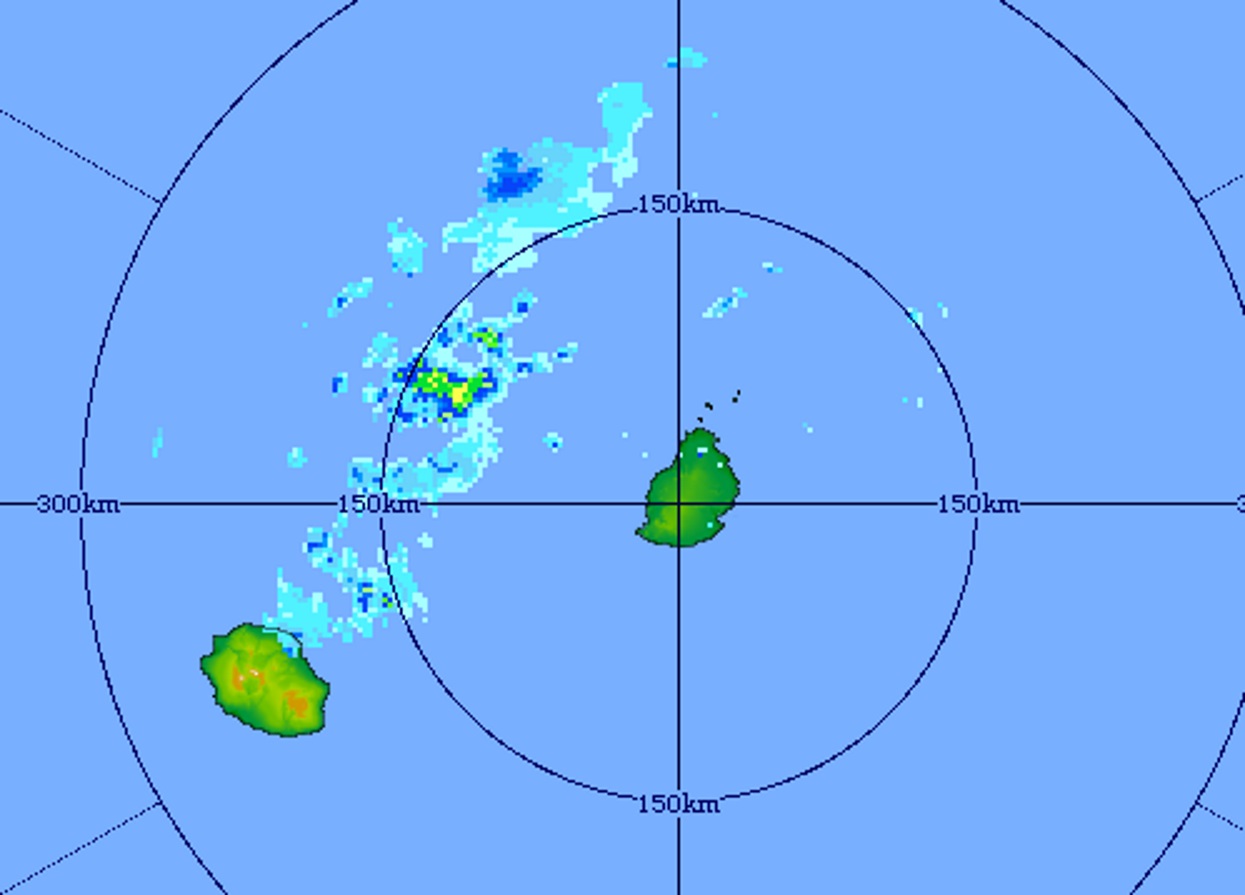 Image du radar de Trou Aux Cerfs centrée sur les Iles Soeurs. Les nuages actifs sont bien repérés sur une ligne au nord-est de la Réunion au large des côtes ouest mauriciennes.