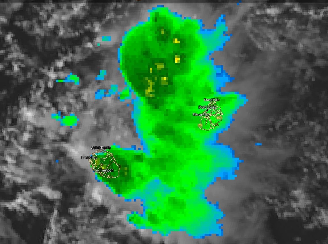 Image satellite de 16heures: nuages orageux actifs sur la Réunion le relief imposant de l'île aidant. Nuages orageux actifs au nord-ouest de Maurice toujours sous surveillance.
