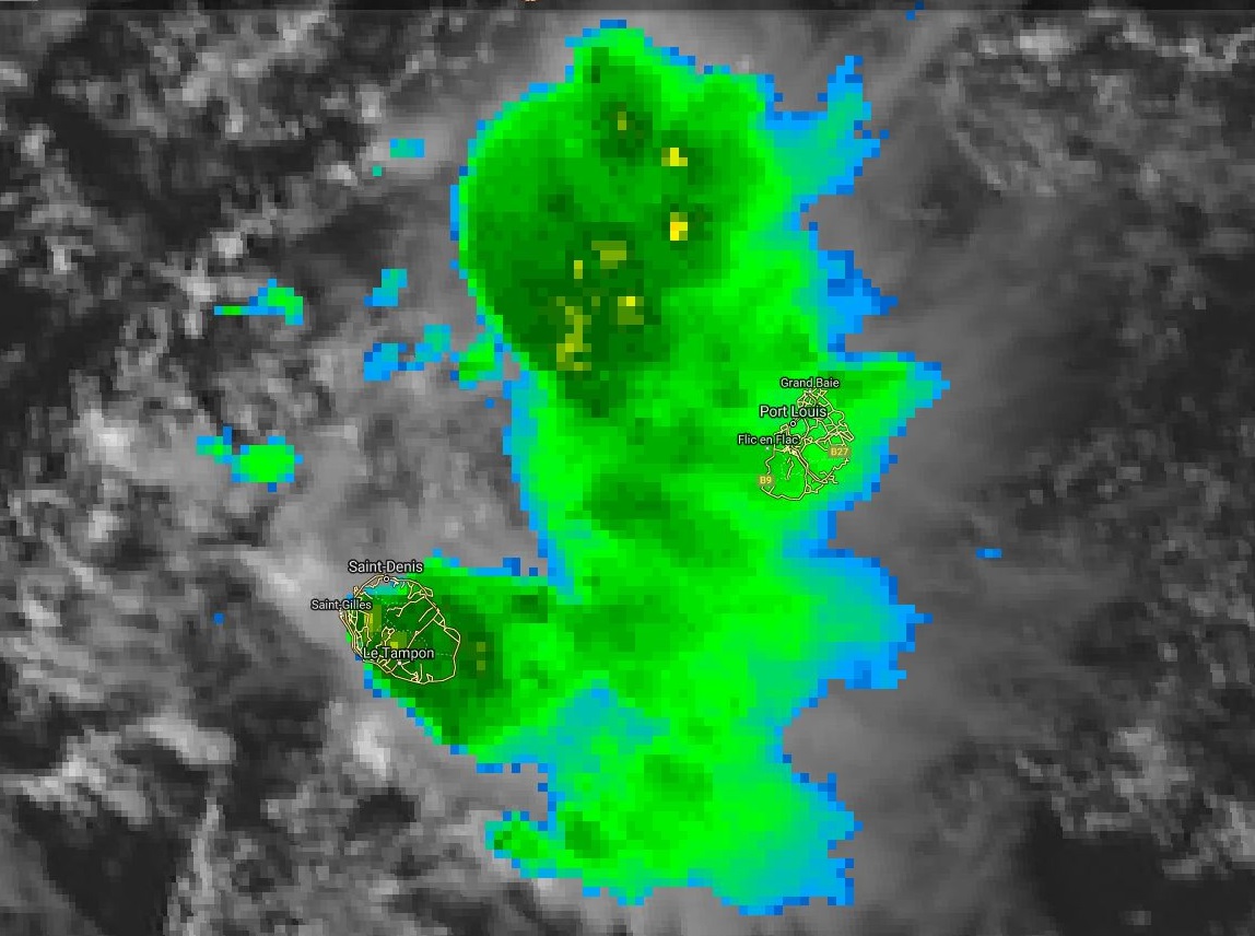 Image satellite de 16heures: nuages orageux actifs sur la Réunion le relief imposant de l'île aidant. Nuages orageux actifs au nord-ouest de Maurice toujours sous surveillance.