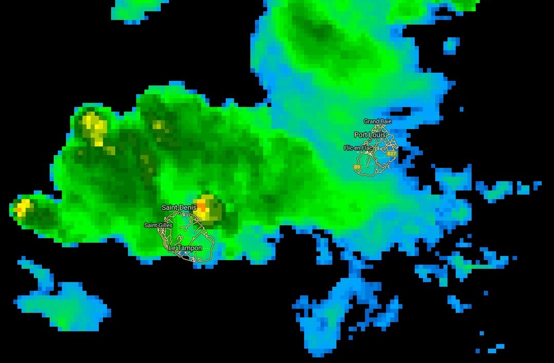 20h: cellule pluvio-orageuse intense bien capturée au nord nord-est immédiat de la Réunion.