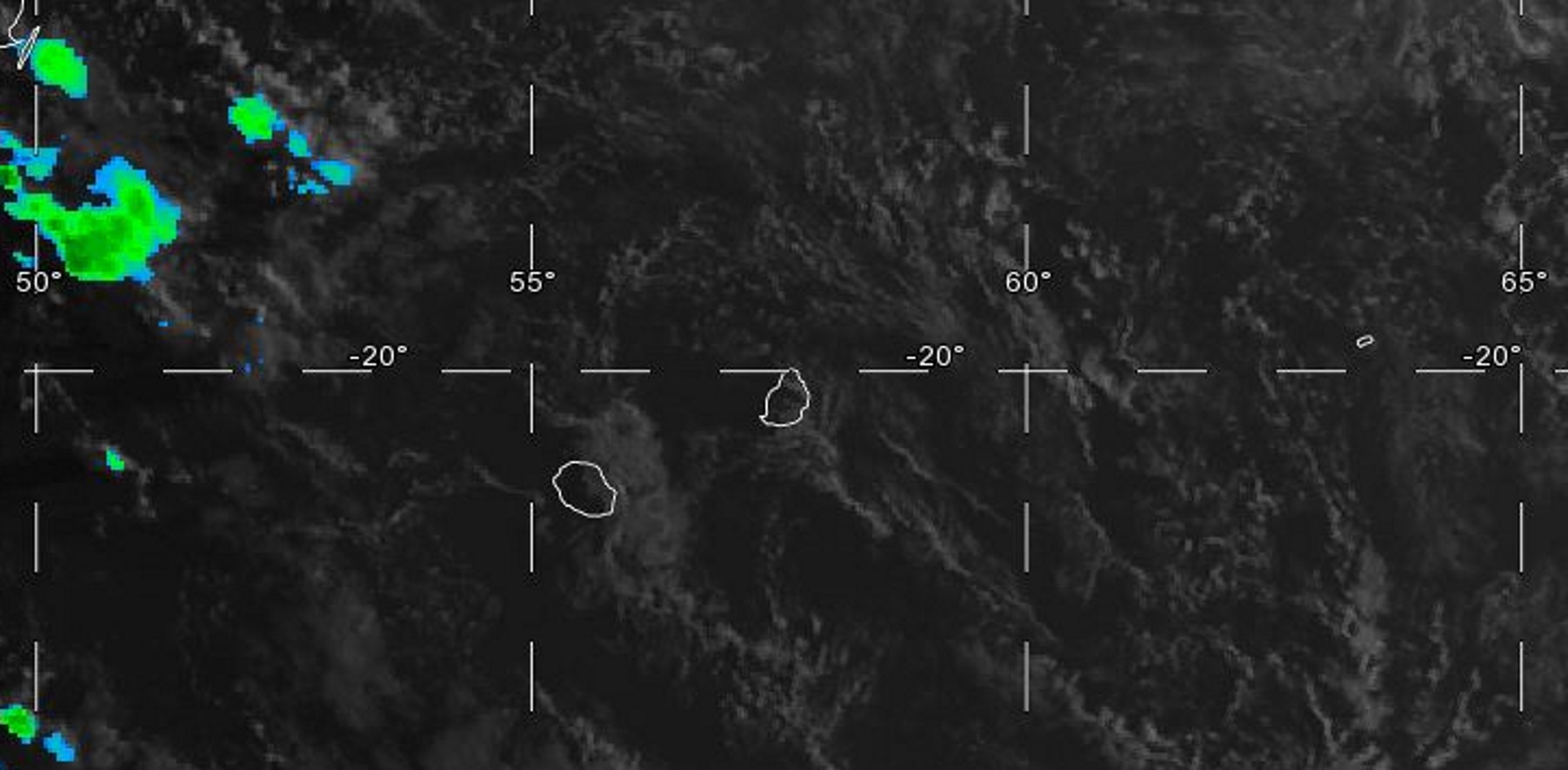 07h: les premières images dans le canal visible(lumière du jour) ne montrent pas de nuages actifs dans le voisinage des Iles Soeurs. Quelques nuages portés par les vents d'est touchent en ce moment les régions est de la Réunion et dans une moindre mesure celles de Maurice.