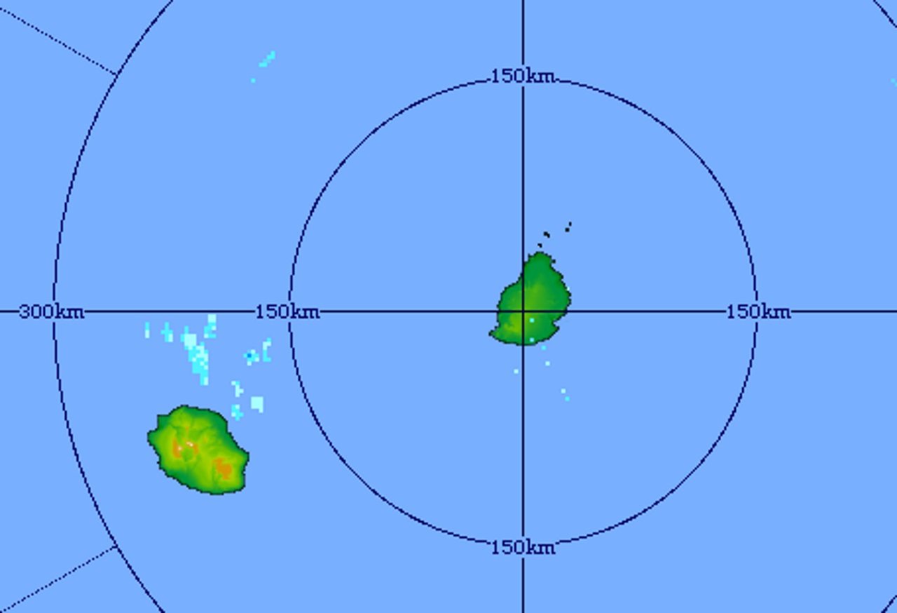 Image du radar de Trou Aux Cerfs à 07h31 centrée sur les Iles Soeurs. Quelques pluies faibles sont repérées au large des côtes nord-est de la Réunion.