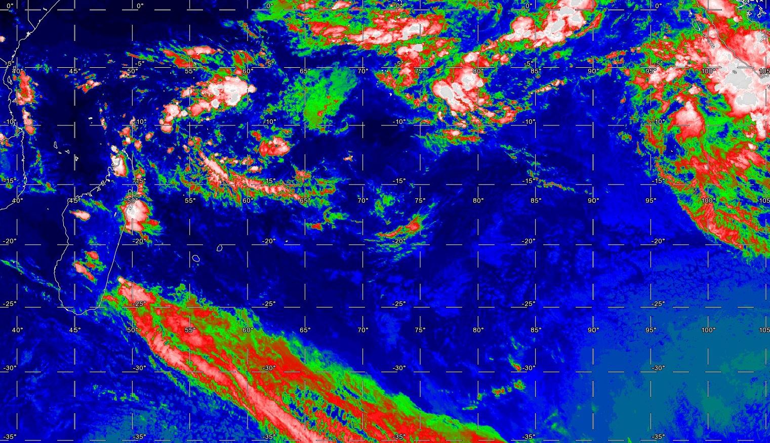 21h: plan large sur le Sud Indien. Système frontal au sud des Mascareignes. Nuages actifs dans la région de Tamatave. La zone de convergence est active avec une zone d'activité au nord-est des îles Agaléga, une autre à l'est des Chagos et une autre proche des îles indonésiennes.