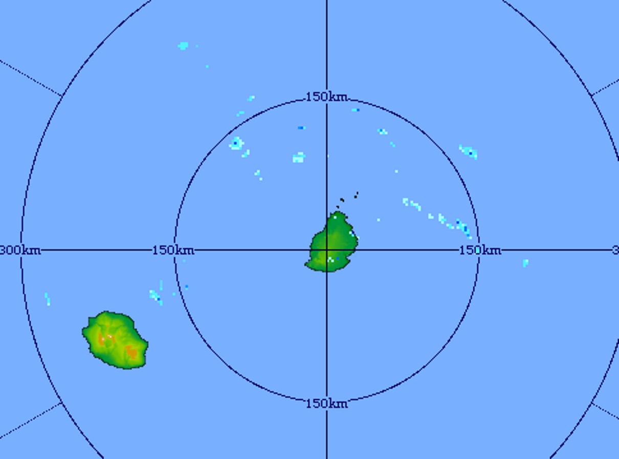 Image du radar de Trou Aux Cerfs à 09h45 centrée sur les Iles Soeurs: quelques averses isolées sur la zone en mer mais les conditions pourraient devenir graduellement plus humides en fin de journée et la nuit prochaine avec l'arrivée de nuages par l'est.